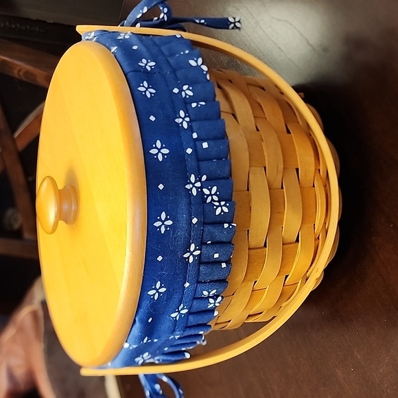 1998 Longaberger 8" Round Fruit Basket with fabric & plastic insert - Picture 1 of 10